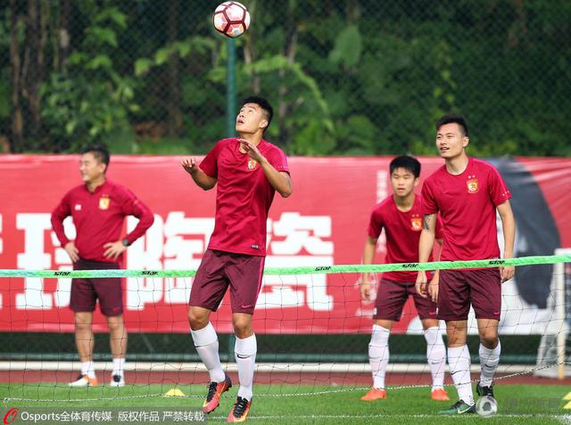女孩唯唯诺诺的说道：我……我是华人……但从小在美国出生长大……入的是美国籍……马岚气恼的说道：你爸妈怎么当的，不对你进行爱国主义教育吗？。